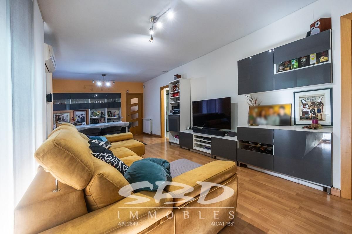 Living room of Flat for sale in Sabadell  with Air Conditioner, Heating and Balcony