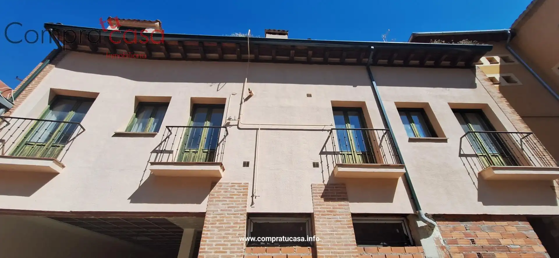 Vista exterior de Edificio en venta en Segovia