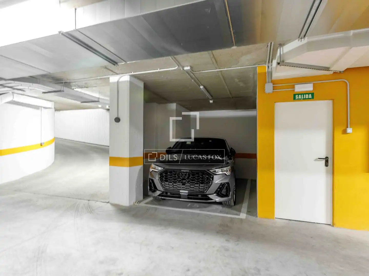Parking of Flat for rent in Madrid  with Air Conditioner, Heating and Parquet flooring