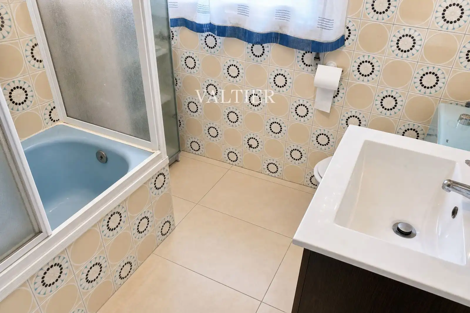 Bathroom of Flat for rent in Madrid  with Air Conditioner, Storage room and Furnished