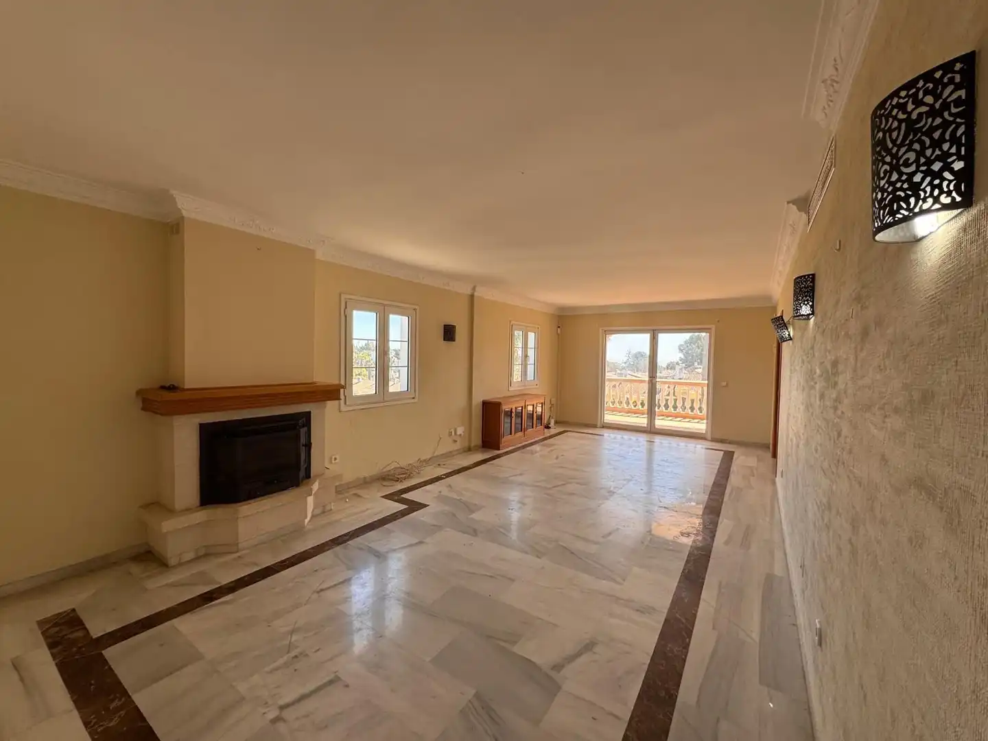 Sala de estar de Casa o chalet en venta en Estepona con Aire acondicionado, Calefacción y Jardín privado