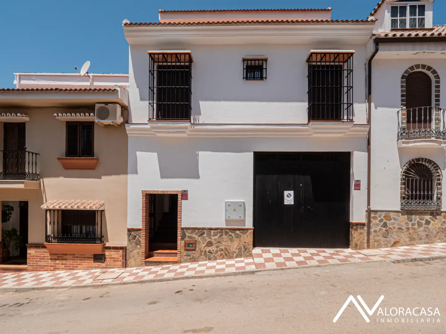 Vista exterior de Casa adosada en venda en Pizarra amb Aire condicionat, Moblat i Forn
