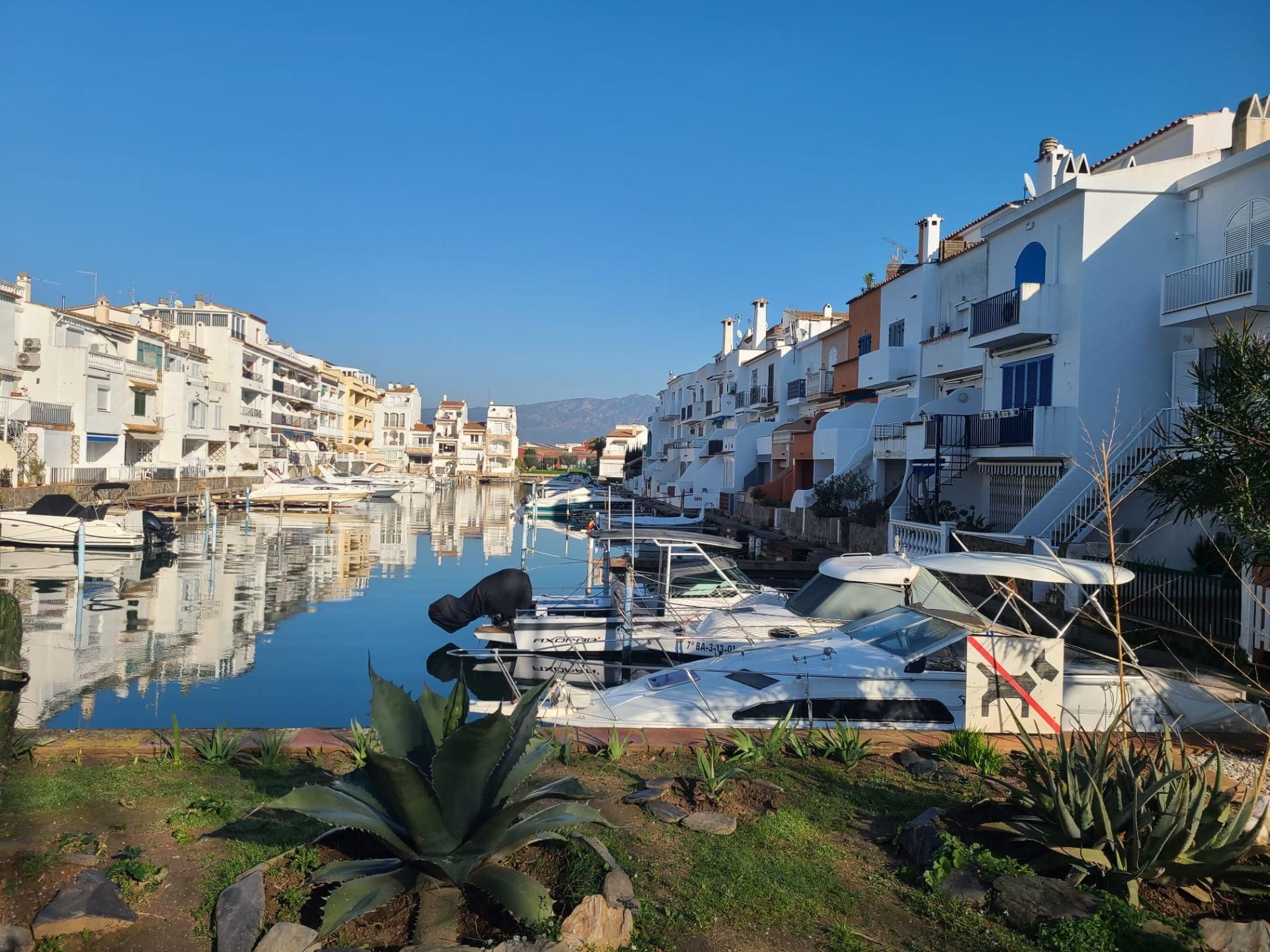 Vista exterior de Casa o xalet en venda en Empuriabrava amb Calefacció, Terrassa i Balcó