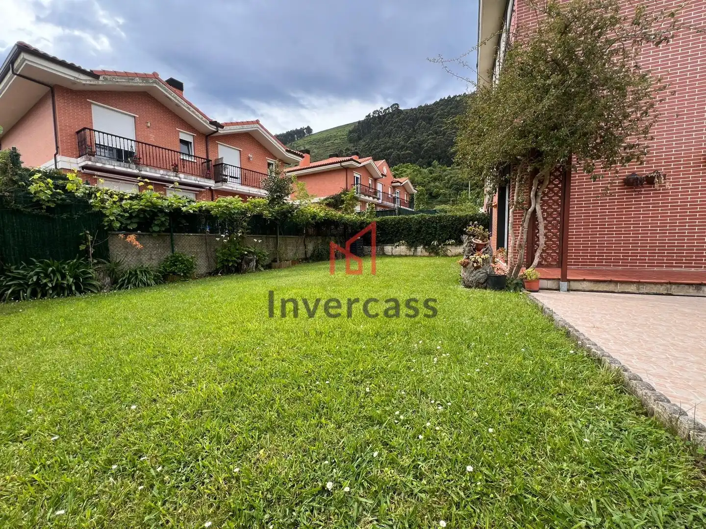 Vista exterior de Casa adosada en venta en Castro-Urdiales con Calefacción, Jardín privado y Terraza