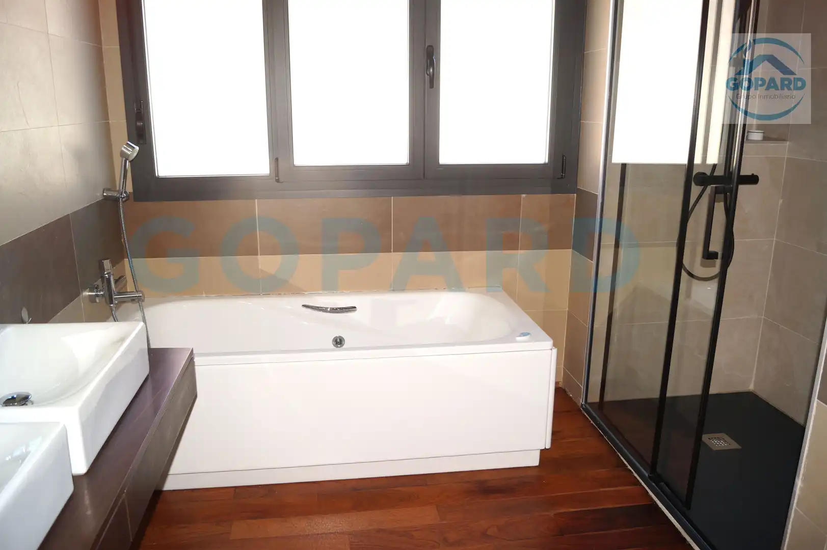 Baño de Casa adosada de alquiler en Villanueva de la Cañada con Aire acondicionado, Calefacción y Jardín privado