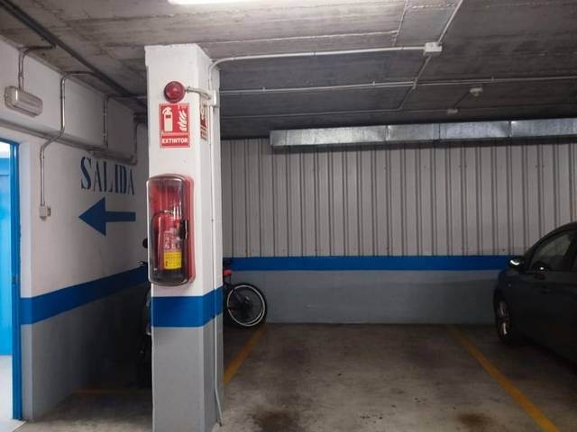 Garaje en Venta en Calle Francisco Padilla, 11 en Los Guindos - Parque Mediterráneo - Santa Paula