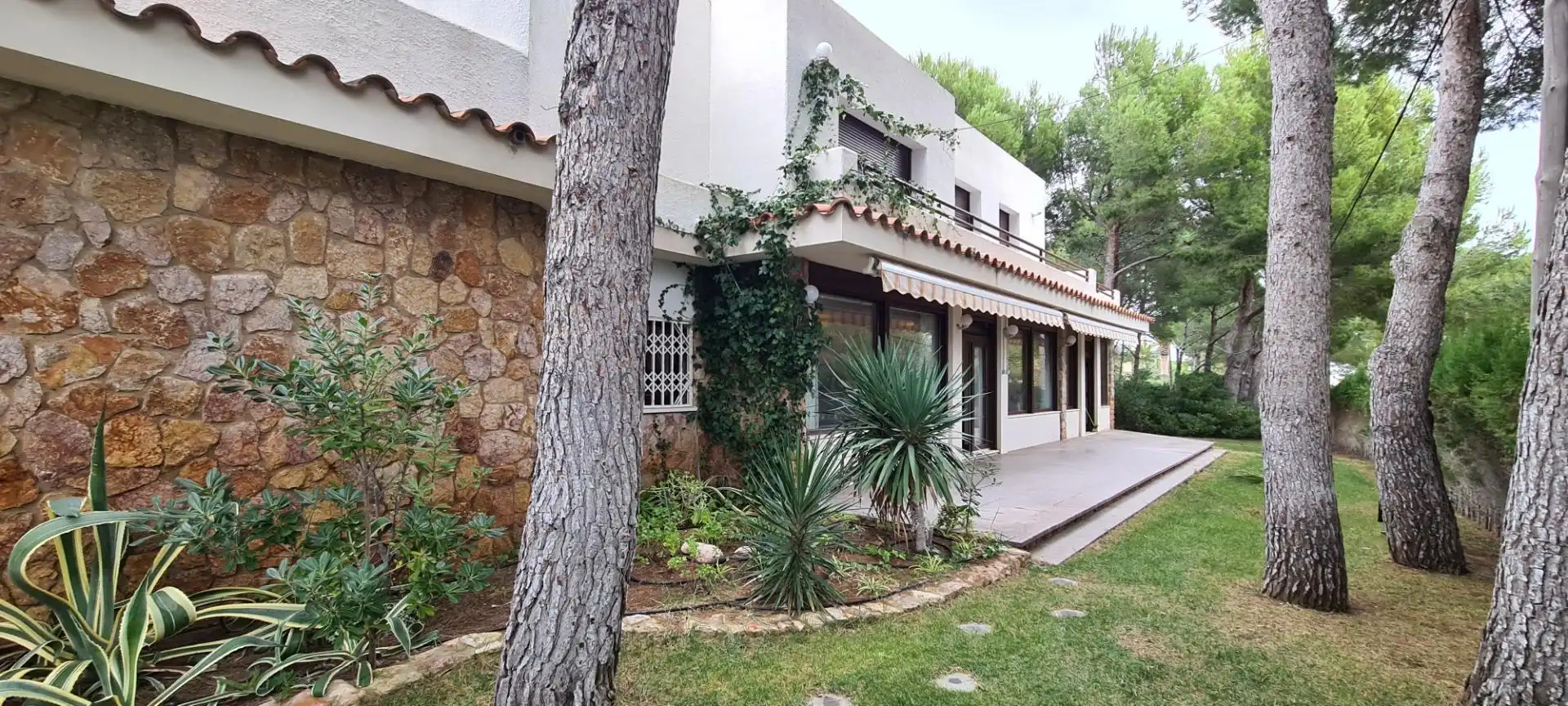 Vista exterior de Casa o xalet en venda en L'Ametlla de Mar  amb Aire condicionat, Calefacció i Jardí privat
