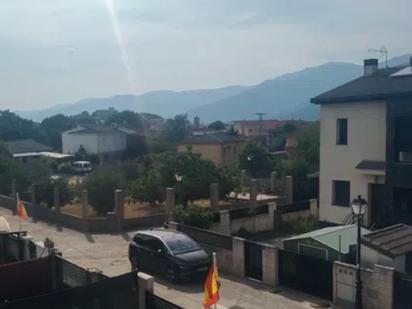 Vista exterior de Casa o xalet en venda en La Adrada  amb Calefacció, Jardí privat i Parquet