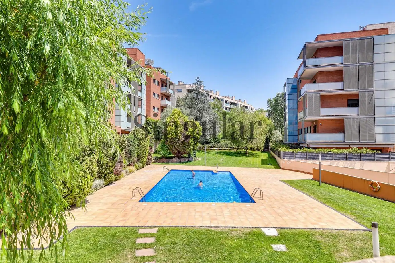 Schwimmbecken von Wohnung zum Verkauf in Sant Cugat del Vallès mit Privatgarten, Terrasse und Abstellraum