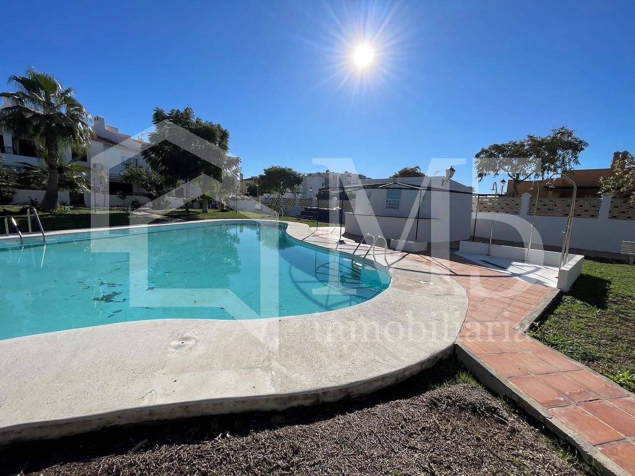Piscina de Casa o xalet en venda en Vélez-Málaga amb Aire condicionat, Terrassa i Piscina comunitària