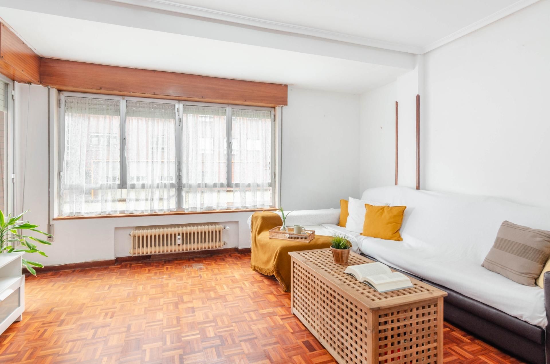 Living room of Flat for sale in Oviedo   with Heating, Private garden and Terrace