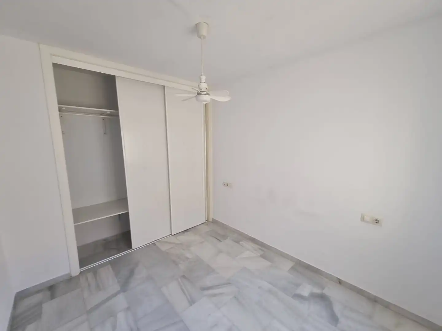 Habitación de Piso en venta en Fuengirola con Terraza y Piscina comunitaria