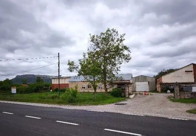 Vista exterior de Nau industrial en venda en Hacinas
