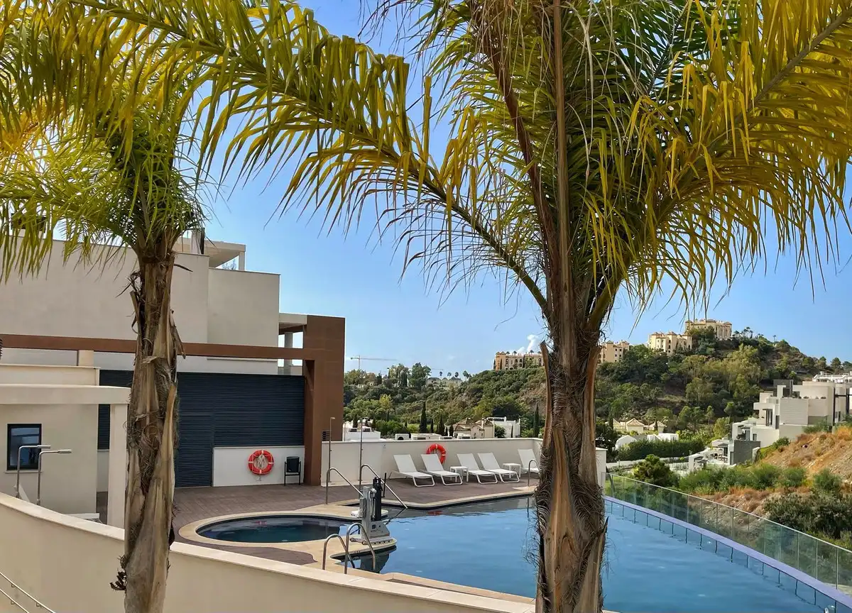 Schwimmbecken von Wohnung zur Miete in Benahavís mit Klimaanlage, Terrasse und Möbliert