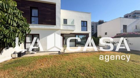 Foto 2 de Casa adosada en venta en Entrenúcleos, Dos Hermanas