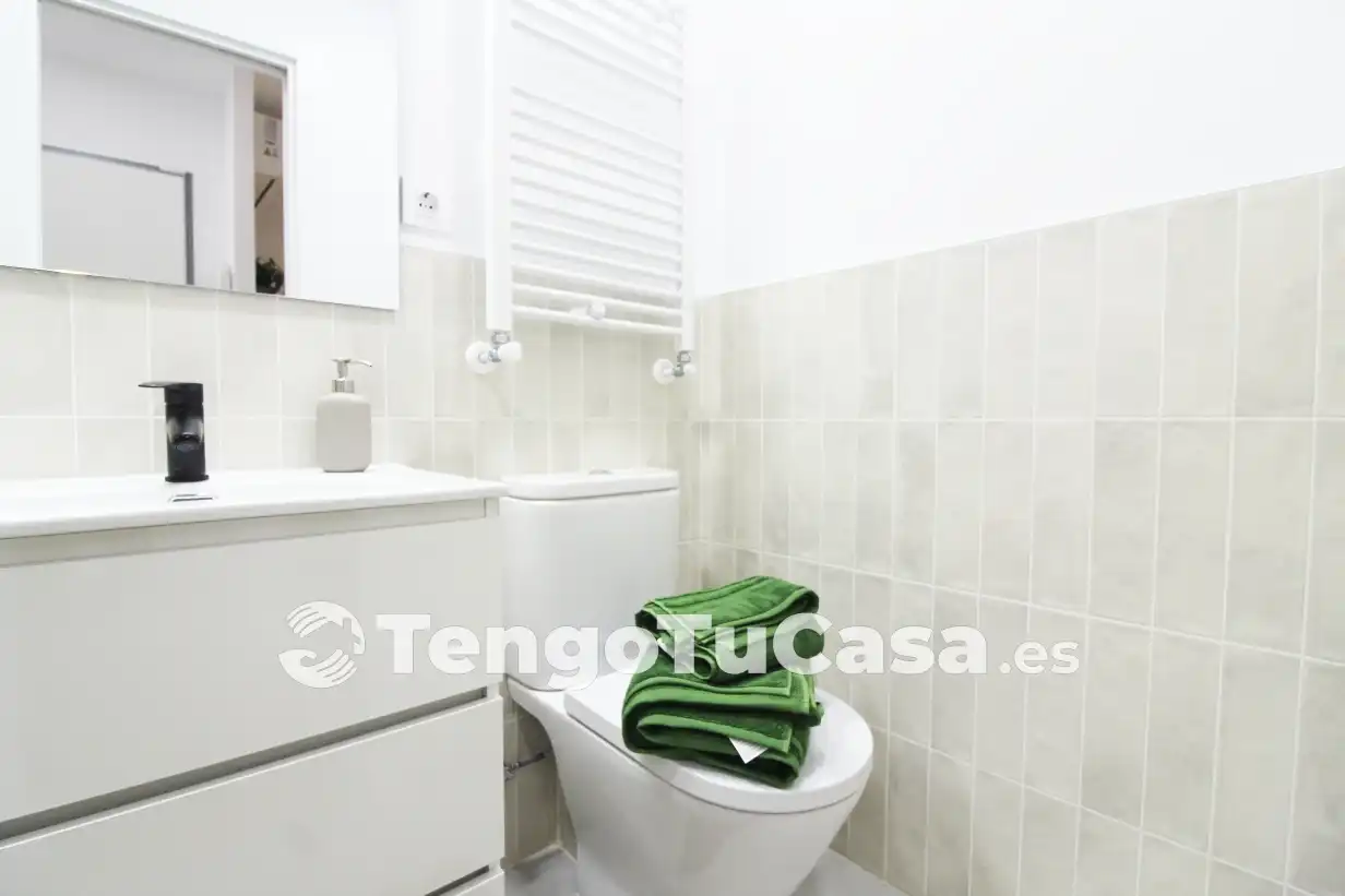Bathroom of Flat for sale in Madrid  with Air Conditioner, Heating and Parquet flooring