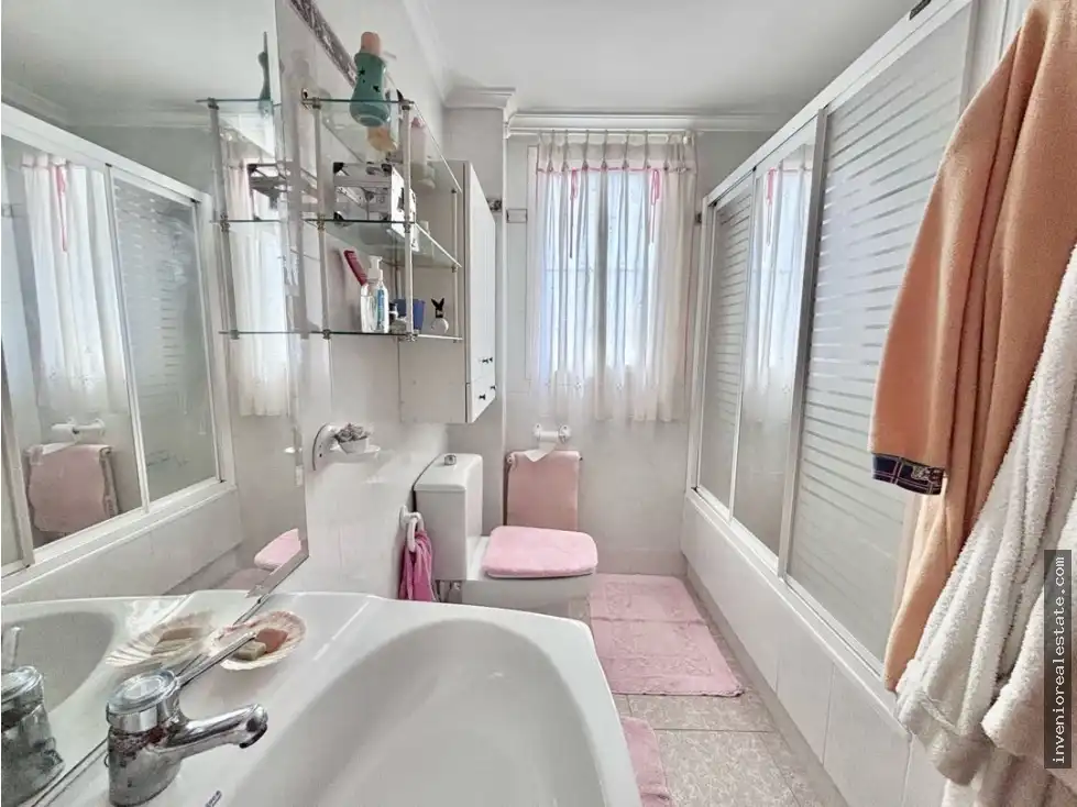 Bany de Casa o xalet en venda en Benicasim / Benicàssim amb Terrassa i Piscina