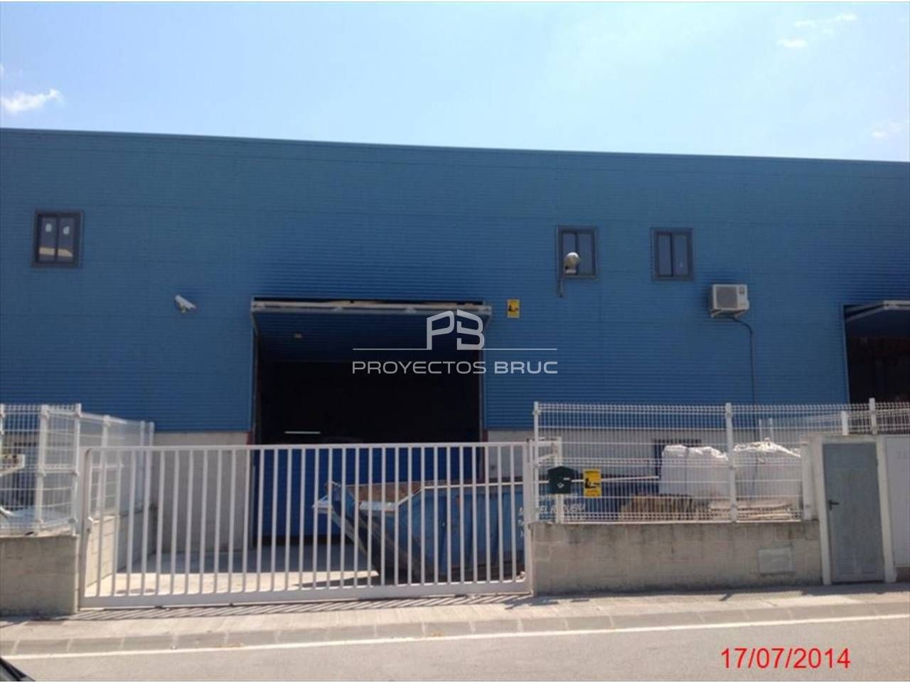 Vista exterior de Nau industrial en venda en Sant Pere de Riudebitlles