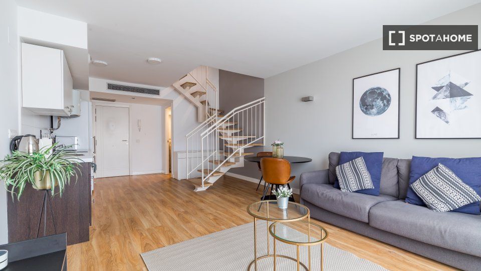 Living room of Flat to rent in  Madrid Capital  with Air Conditioner, Heating and Furnished