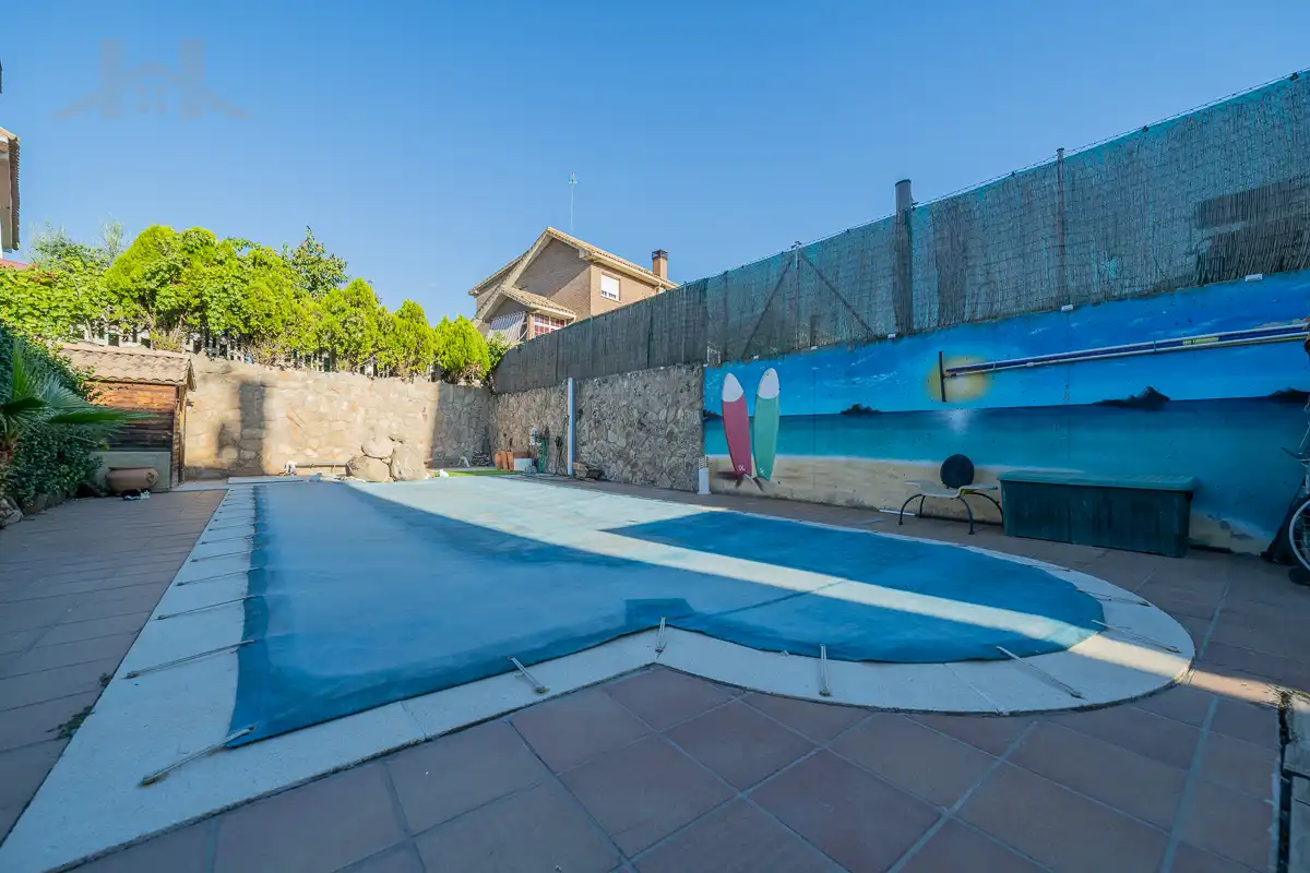 Casa aparellada amb terrassa en venda a Calle Sierra de Gredos 64, imagen 5