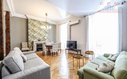 Living room of Flat to rent in  Madrid Capital  with Air Conditioner, Heating and Parquet flooring