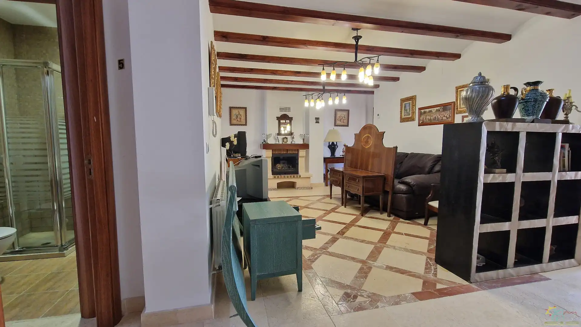 Wohnzimmer von Einfamilien-Reihenhaus zum Verkauf in Diezma mit Klimaanlage, Heizung und Privatgarten