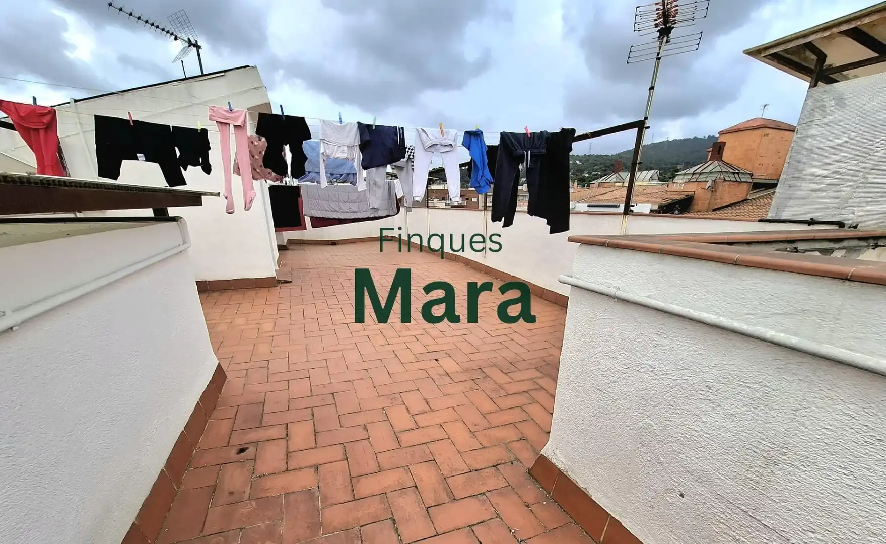 Vista exterior de Piso en venta en Sant Boi de Llobregat con Aire acondicionado, Calefacción y Piscina comunitaria