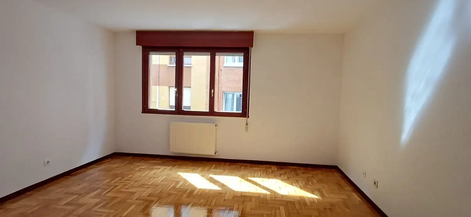 Schlafzimmer von Wohnung zur Miete in Gijón  mit Heizung, Abstellraum und Schwimmbad