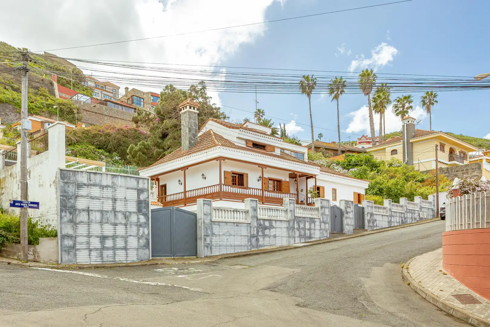 Vista exterior de Casa o xalet en venda en Las Palmas de Gran Canaria amb Aire condicionat, Jardí privat i Terrassa