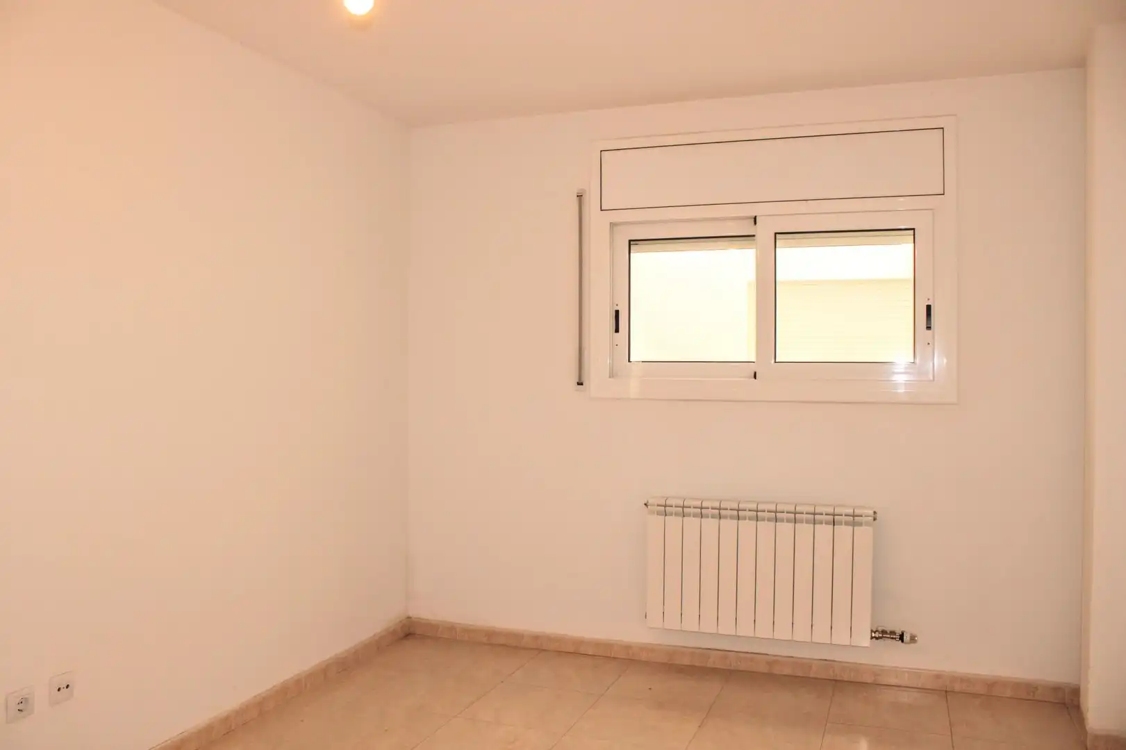 Schlafzimmer von Wohnung zum Verkauf in Cassà de la Selva mit Heizung, Ofen und Balkon