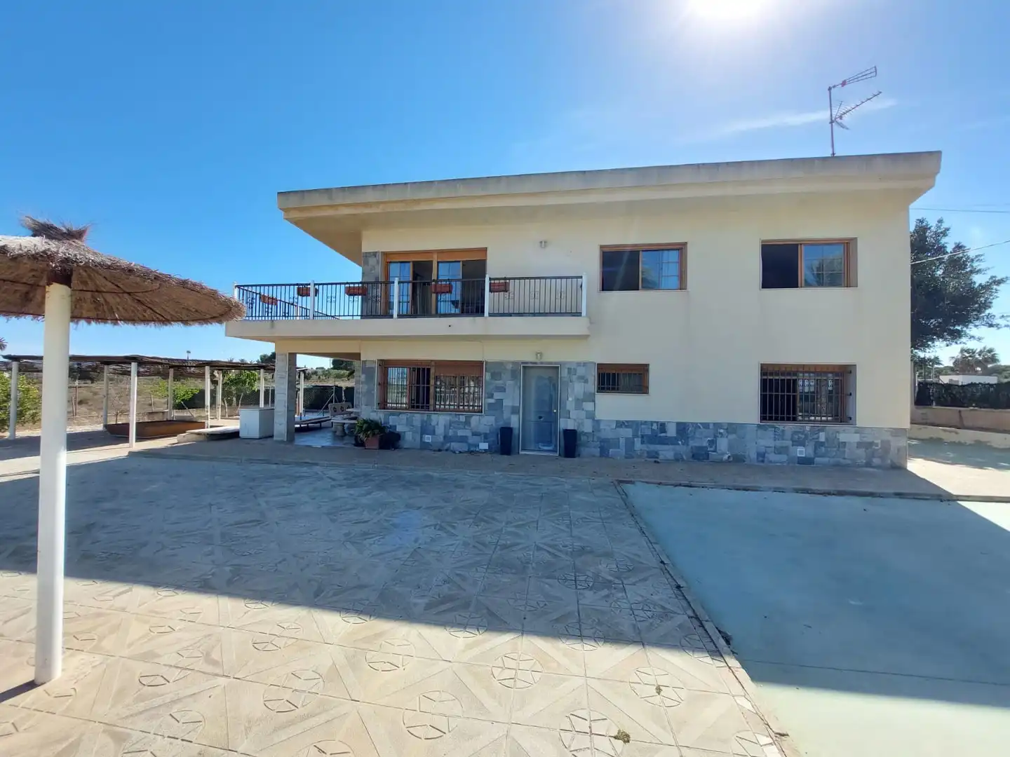 Außenansicht von Haus oder Chalet zur Miete in Elche / Elx mit Terrasse, Schwimmbad und Balkon