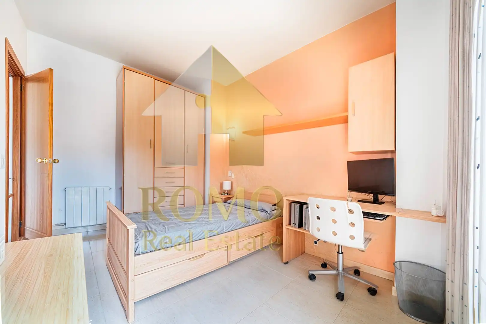 Habitación de Casa adosada en venta en Santa Perpètua de Mogoda con Aire acondicionado, Calefacción y Jardín privado