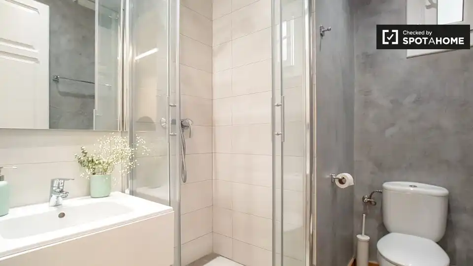 Baño de Apartamento para compartir en Barcelona con Aire acondicionado, Calefacción y Terraza