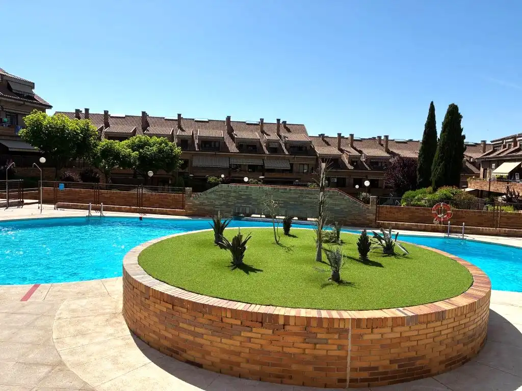 Schwimmbecken von Wohnung zur Miete in Sevilla la Nueva mit Klimaanlage, Heizung und Abstellraum