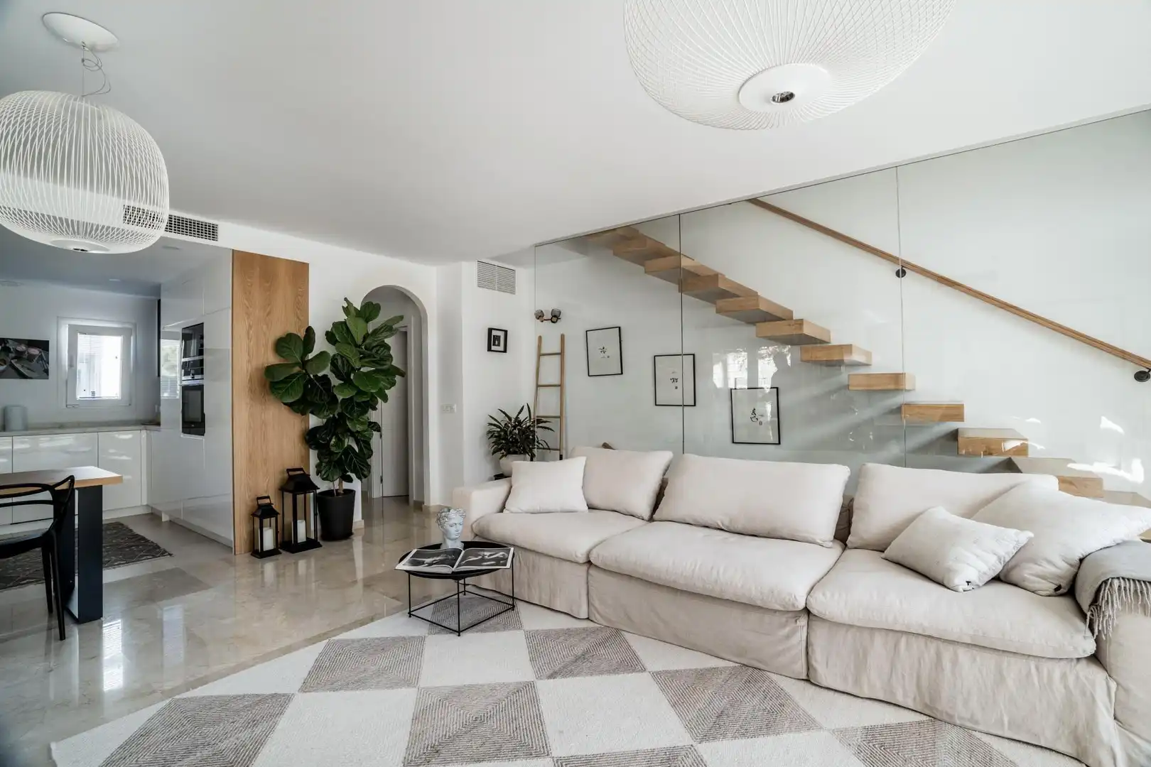 Wohnzimmer von Einfamilien-Reihenhaus zur Miete in Mijas mit Klimaanlage, Terrasse und Schwimmbad