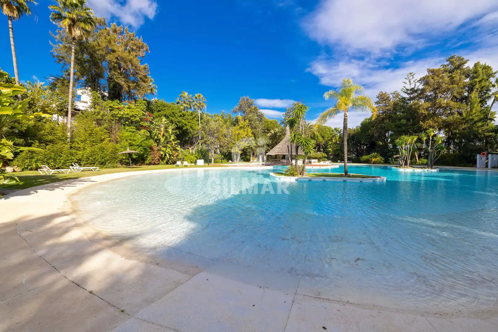 Schwimmbecken von Maisonette zum Verkauf in Estepona mit Heizung, Abstellraum und Balkon