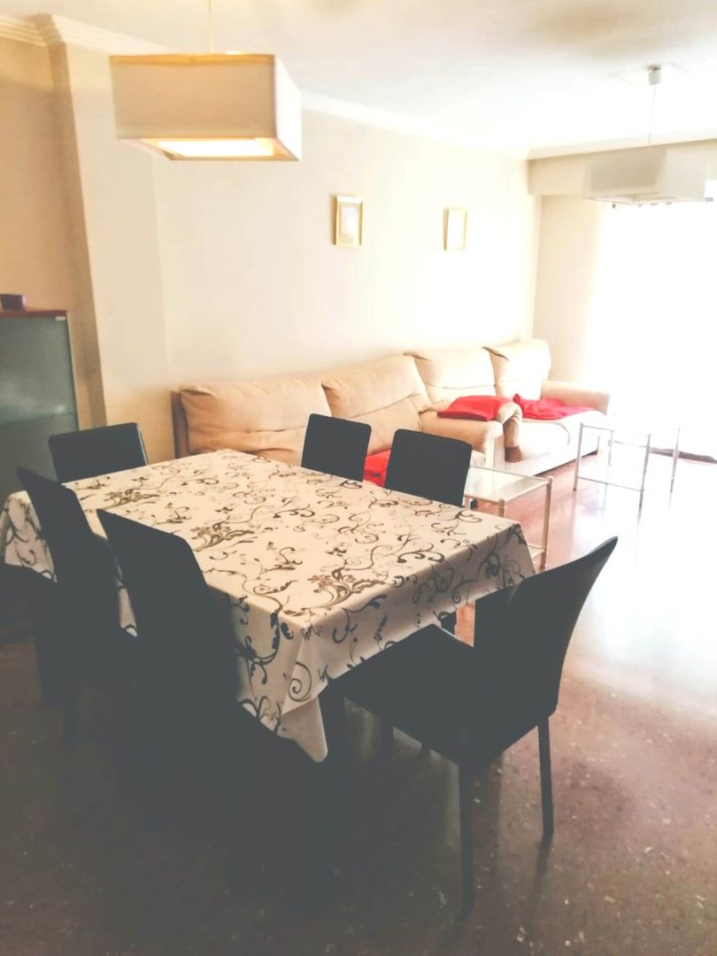 Comedor de Piso de alquiler en  Valencia Capital con Aire acondicionado, Amueblado y Horno