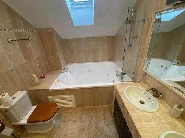 Bathroom of Houses for sale in Oviedo   with Heating and Private garden