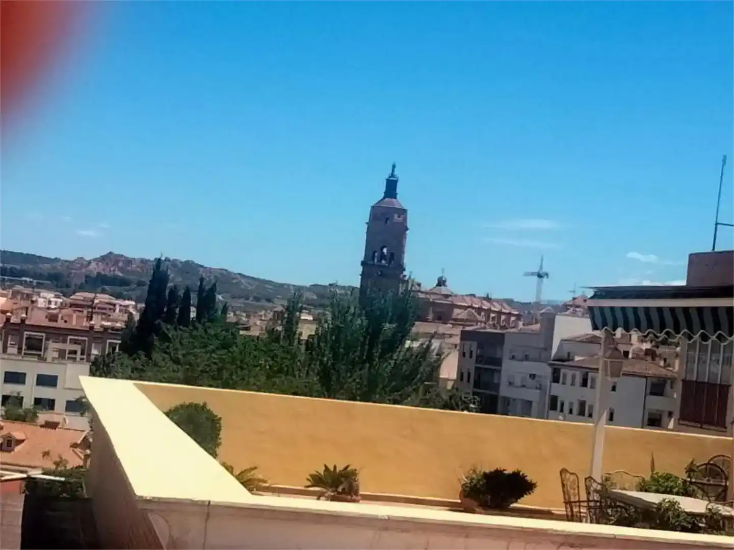 Vista exterior de Àtic en venda en Guadix amb Aire condicionat