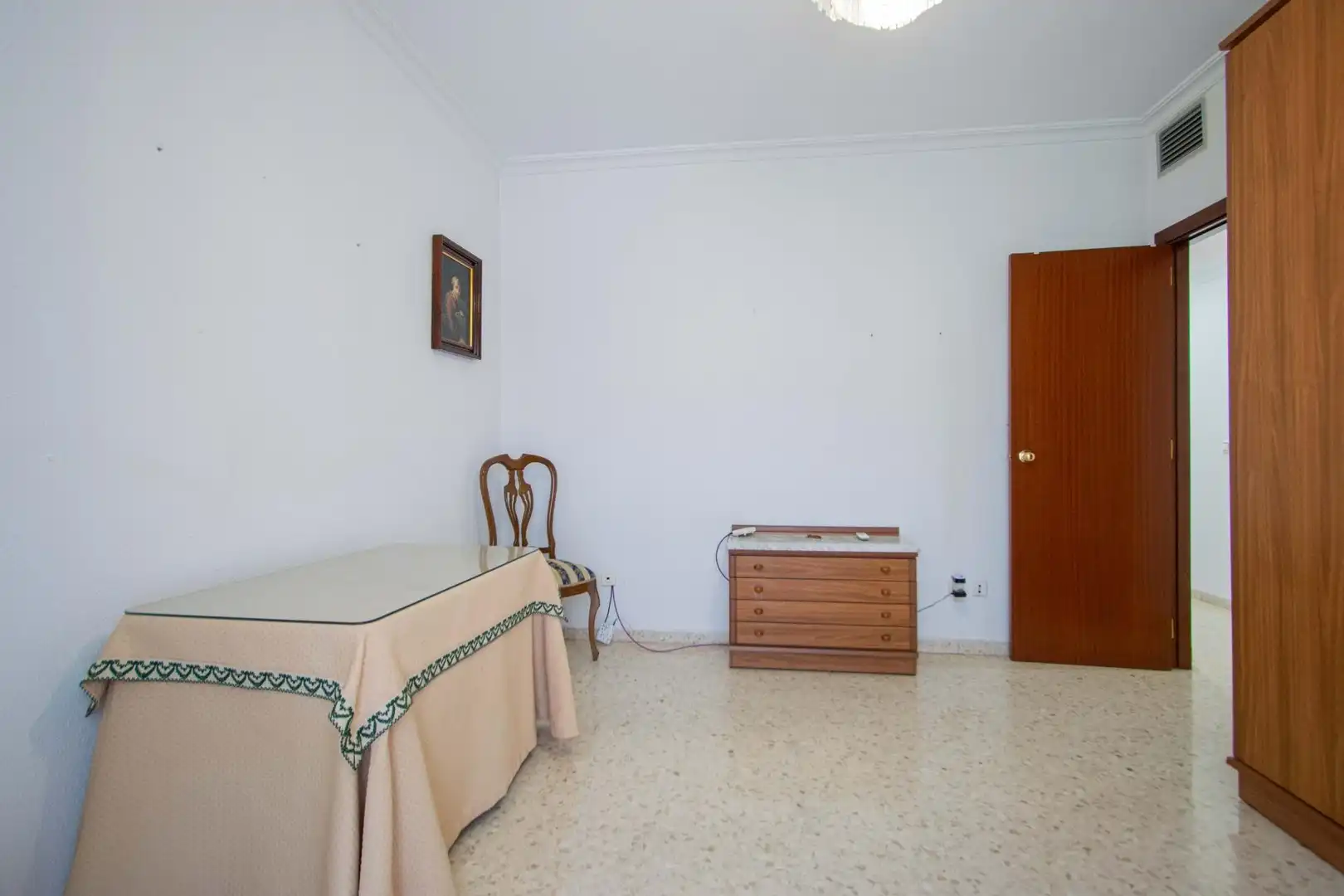 Schlafzimmer von Einfamilien-Reihenhaus zum Verkauf in Sevilla mit Klimaanlage und Heizung