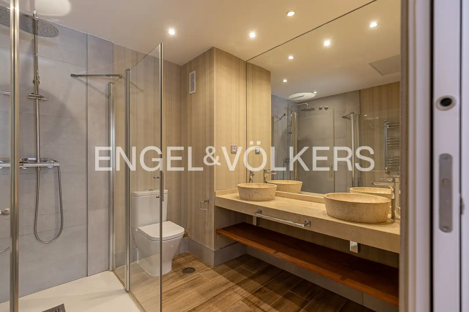 Baño de Piso en venta en Madrid con Calefacción, Terraza y Trastero