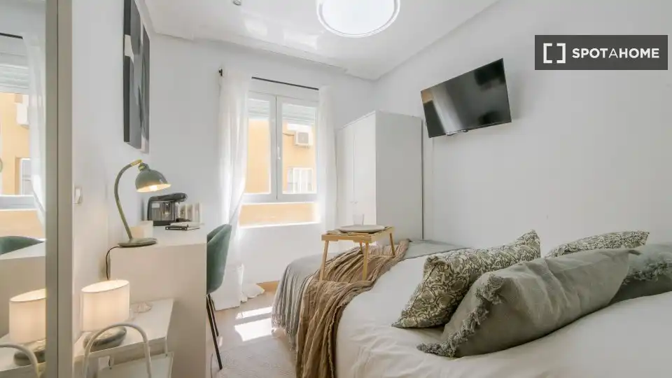 Bedroom of Flat for rent in Madrid  with Air Conditioner, Heating and Furnished