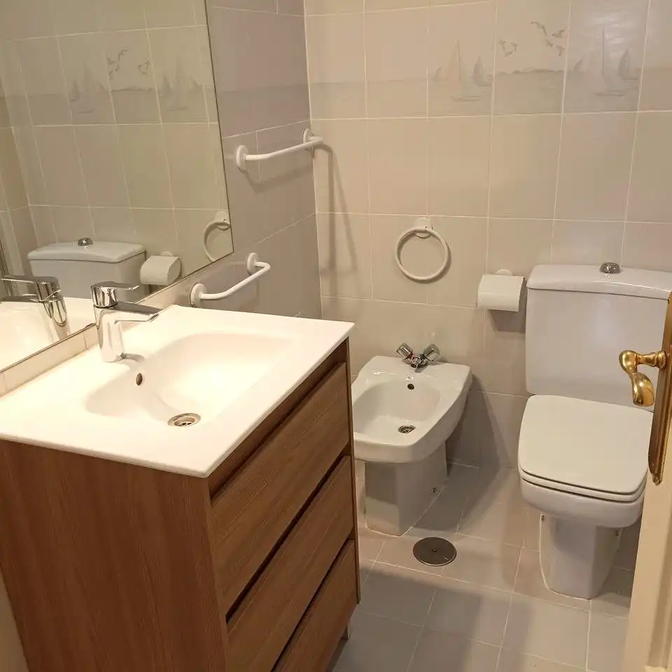 Bathroom of Flat for rent in Madrid  with Air Conditioner, Heating and Parquet flooring