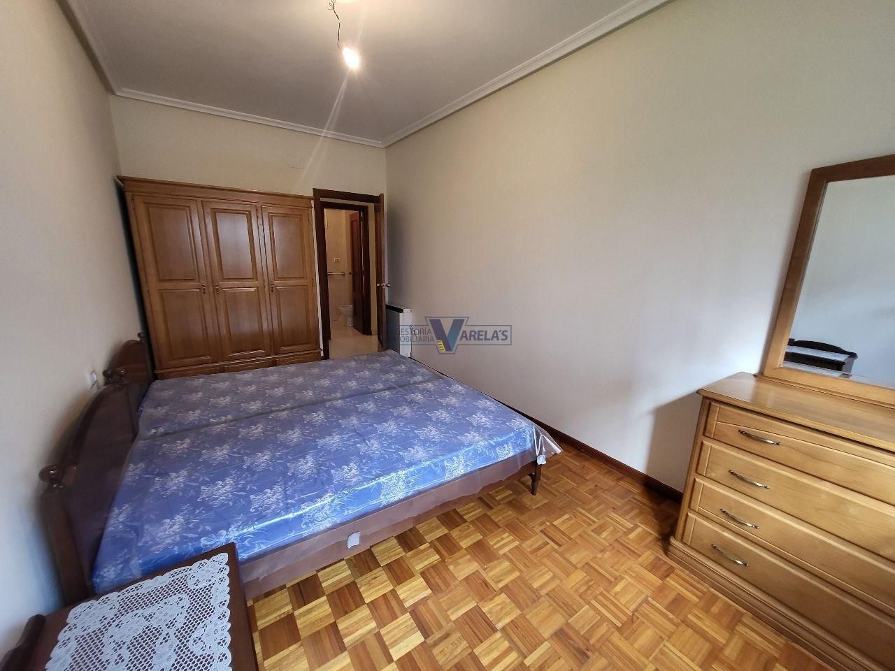 Dormitori de Pis en venda en Ourense Capital  amb Calefacció, Parquet i Terrassa