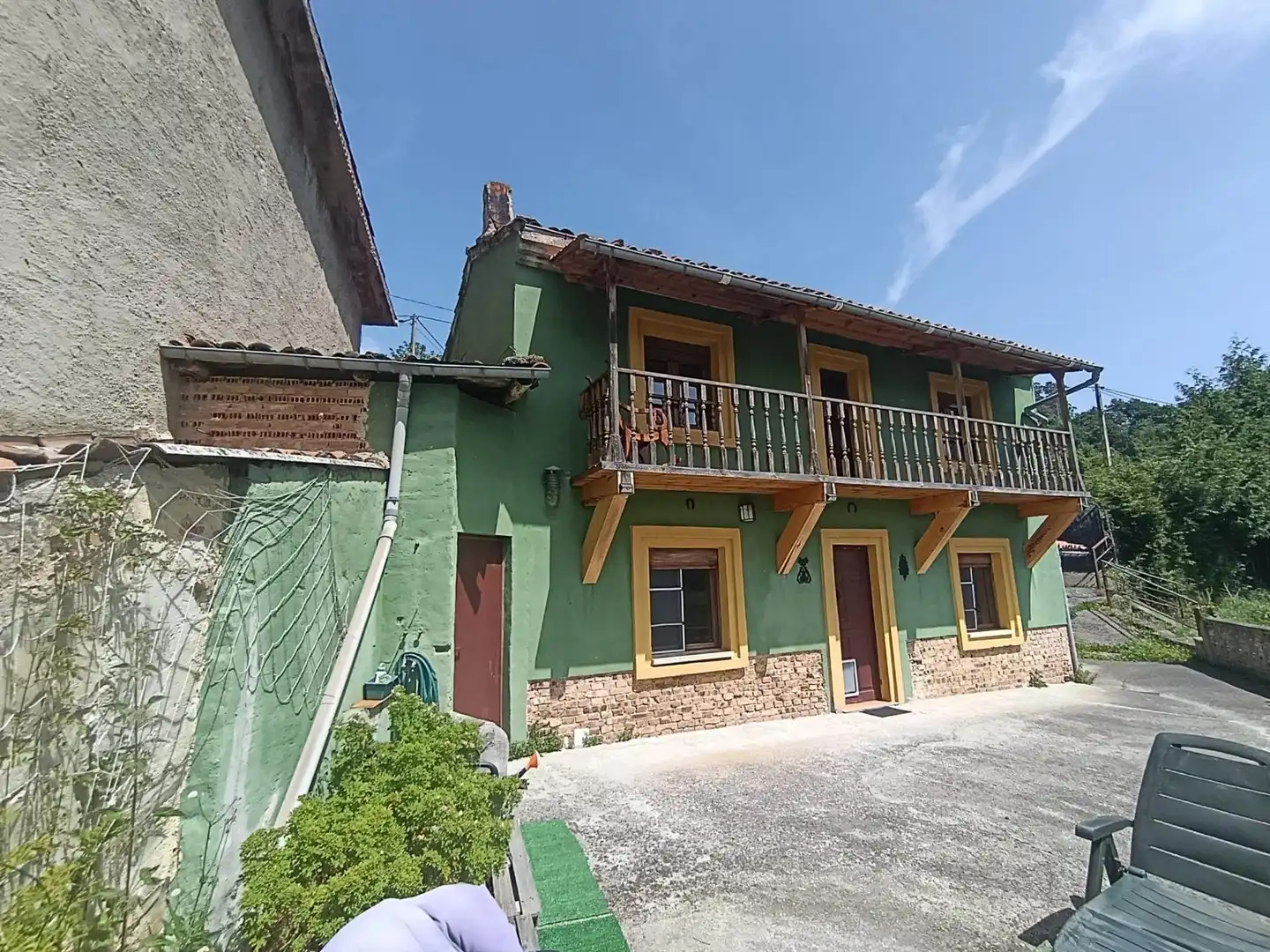 Außenansicht von Country house zum Verkauf in San Martín del Rey Aurelio mit Balkon