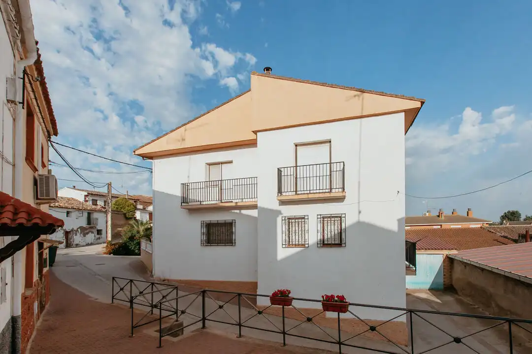 Vista exterior de Casa o xalet en venda en Almuniente amb Calefacció, Terrassa i Moblat