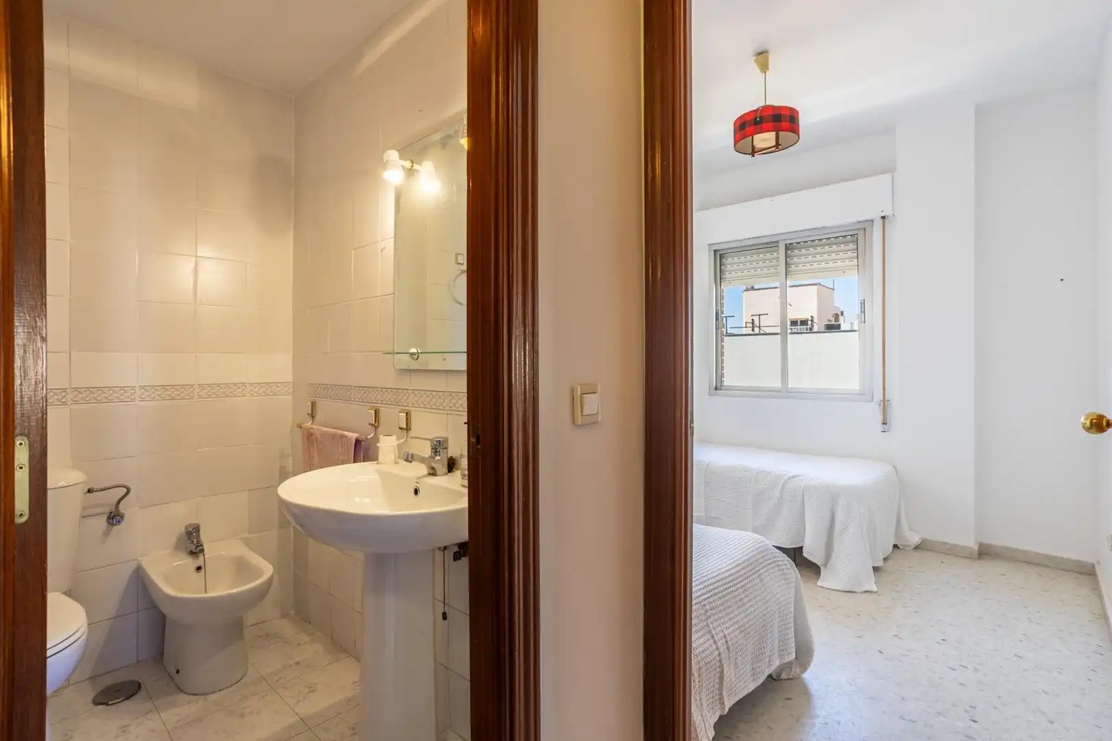 Bathroom of Flat for sale in Sevilla  with Air Conditioner and Furnished