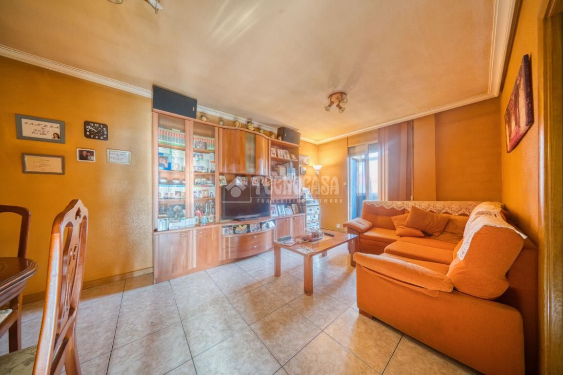 Living room of Flat for sale in Valladolid Capital  with Heating, Terrace and Balcony