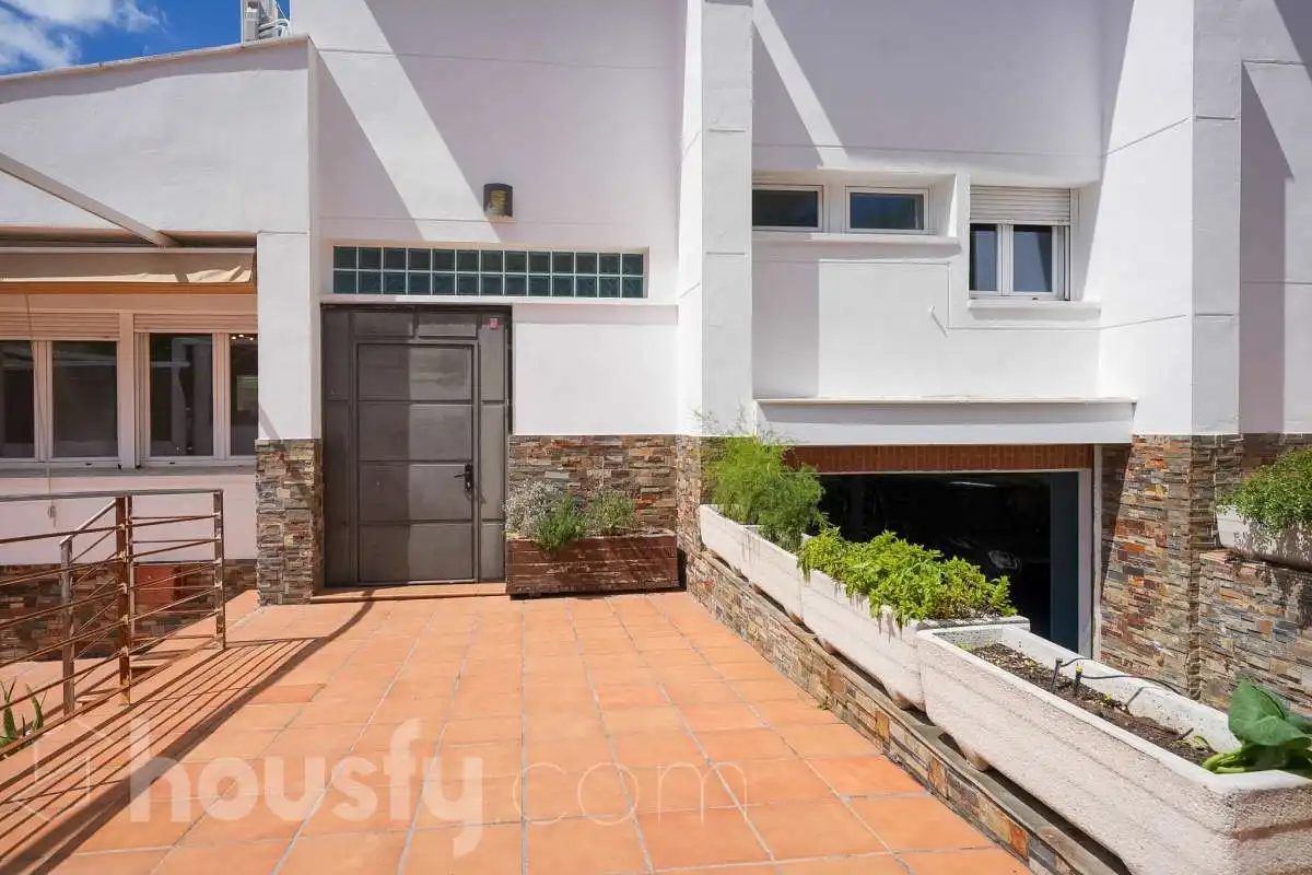 Vista exterior de Casa o xalet en venda en Pozuelo de Alarcón amb Aire condicionat, Calefacció i Jardí privat