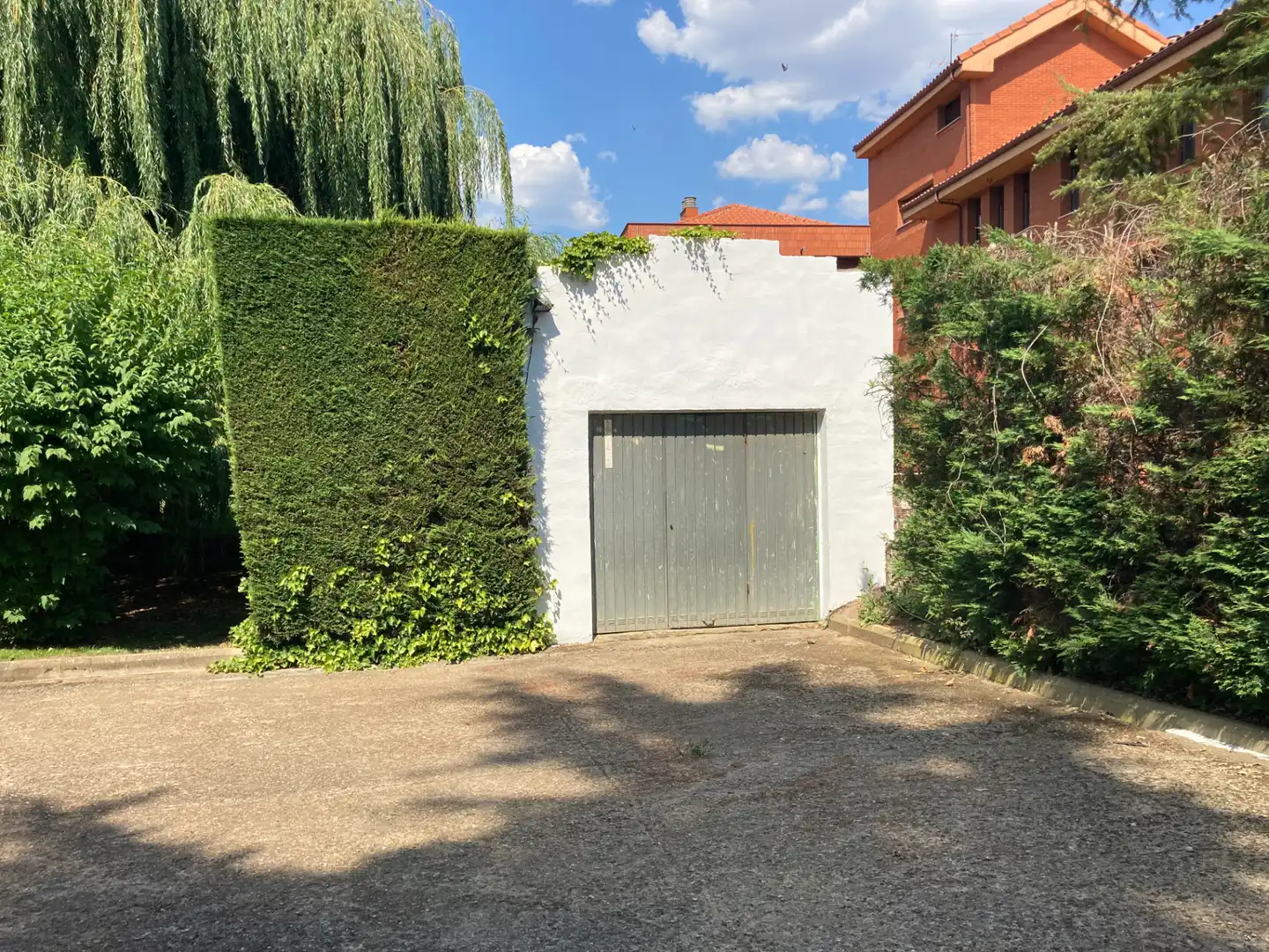 Parking de Casa o chalet en venta en León Capital  con Calefacción, Jardín privado y Horno